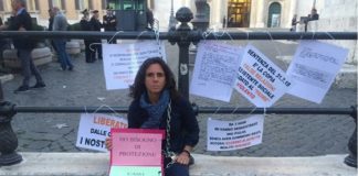Mamma Giada Giunti, incatenata oggi pomeriggio a Roma, in piazza Monte Citorio