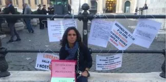 Mamma Giada Giunti, incatenata oggi pomeriggio a Roma, in piazza Monte Citorio