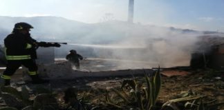 Probabilmente per cause accidentali nella prime ore di oggi un violento incendio ha distrutto sulla SS.113 in località Tarantonio a Messina, alcuni capannoni utilizzati come abitazioni estive