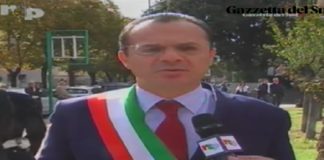 Alla cerimonia della Festa Nazionale delle Forze Armate, celebratasi stamane a Messina in piazza Unione Europea è stato presente anche il sindaco Cateno De Luca