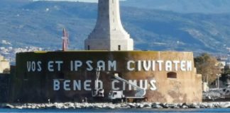 In queste ore, sono in fase di ripristino le lettere mancanti sul basamento della Madonnina