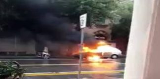 Tanta paura stamane intorno alle 9.00 per il conducente di una Ford Focus quando la propria auto ha preso fuoco, nella centrale via Cesare Battisti