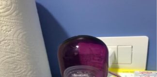 Accade a Messina: «Siamo un gruppo di donne messinesi disgustate dall’esposizione di preservativi, peni di gomma, reggiseni, lubrificanti e denaro che il sindaco De Luca ha deciso di offrire alla cittadinanza con scadenza pressoché settimanale»