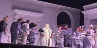 Una grande serata (quella di ieri), al Teatro Vittorio Emanuele dove il ritorno sul palcoscenico cittadino di Lello Arena, sotto la direzione di Luciano Melchionna, emoziona il pubblico in sala