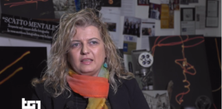 La macchina fotografica, usata come penna o matita e una fonte luminosa