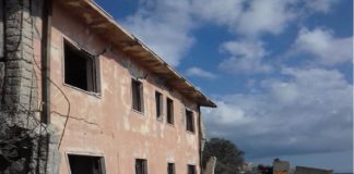 «Alla luce dei nuovi crolli causati dal maltempo di ieri, chiediamo nuovamente la messa in sicurezza, con estrema urgenza, dell’area nei pressi dell’edificio ex Samar, a Contesse… una struttura che da tempo versa in condizioni disastrate e che potrebbe mettere a repentaglio l’incolumità dei cittadini»