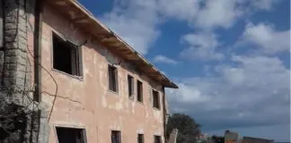 «Alla luce dei nuovi crolli causati dal maltempo di ieri, chiediamo nuovamente la messa in sicurezza, con estrema urgenza, dell’area nei pressi dell’edificio ex Samar, a Contesse… una struttura che da tempo versa in condizioni disastrate e che potrebbe mettere a repentaglio l’incolumità dei cittadini»