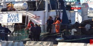 All’una della notte scorsa, la nave Alan Kurdi ha attraccato al porto di Messina