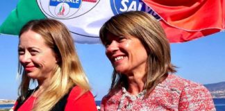 “Michele Santoro, noto per la sua verve da aspirante -portatore di luce e verità nel mondo-, come tanti tromboni di una sinistra decrepita priva di proposte e attenta a garantirsi la sopravvivenza aggredendo e infangando gli altri, ha assimilato Giorgia Meloni ad Hitler”