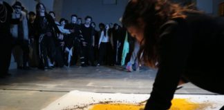 Appuntamento domenica 29 a Matera, con la performance “Mothers’ Colors” di “EsosTheatre…. Il Teatro degli Esoscheletri”