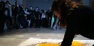 Appuntamento domenica 29 a Matera, con la performance “Mothers’ Colors” di “EsosTheatre…. Il Teatro degli Esoscheletri”