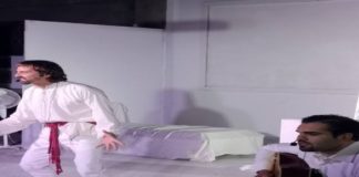 Strabiliante one man show, dell’attore Eros Salonia con lo spettacolo -Telemaco prigioniero- a Villa Melania a Messina per l’Evento di Natale