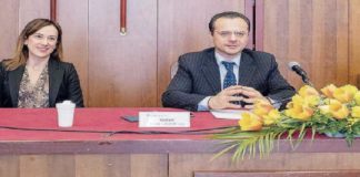 “Ad esempio come fa un sindaco che abbia detto, scritto e manifestato apertamente che all’interno del Comune non ci sarebbe stato spazio per la figura del -direttore Generale- permettendo così la riduzione delle spese inutili e della burocrazia, e poi il 30 dicembre c.a. così, di punto in bianco, fa tutto il contrario?”