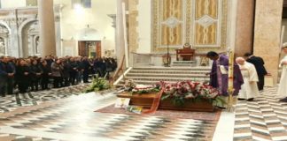 Commozione mista a dolore, oggi pomeriggio alle ore 16.00 per l’ultimo saluto al 40enne messinese Elio Finocchiaro