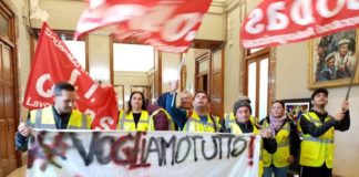 “Siamo qui in Presidio con una delegazione di disoccupati, il Sindaco e Vice Sindaco sono a Palermo, ma noi siamo qui e di qui non ce ne andiamo”