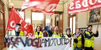 “Siamo qui in Presidio con una delegazione di disoccupati, il Sindaco e Vice Sindaco sono a Palermo, ma noi siamo qui e di qui non ce ne andiamo”