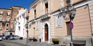 Dopo la rottura, con il segretario del Pd Enzo Giacco e l’uscita dalla Amministrazione di Rocco Giusta, ieri ha presentato le sue dimissioni il Sindaco di Amantea (CS), Mario Pizzino