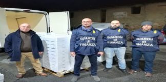 I Finanzieri della Sezione Operativa Navale di Milazzo, nel corso di un servizio rivolto al controllo sul rispetto delle normative comunitarie e nazionali in materia di pesca e di tutela dei consumatori, hanno sequestrato n.173 cassette di polistirolo contenenti ben 7 quintali di novellame di sarda, privi di qualsiasi documentazione idonea a certificarne l’origine