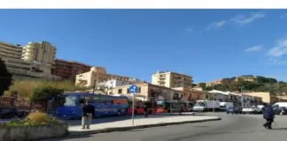 “Lunghe code si sono registrate questa mattina sul viale Annunziata, direzione monte mare, dinanzi l’istituto scolastico Bisazza, ove un mezzo privato (un furgone per l’esattezza), rimasto in panne, ha creato non pochi disagi alla circolazione viaria”