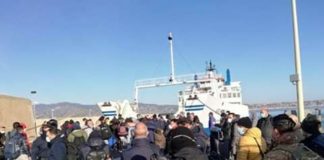 “Si faccia esperienza, delle scene viste questa mattina agli imbarchi dei pochi traghetti e mezzi veloci adibiti al trasporto dei passeggeri e si apportino subito le necessarie correzioni”