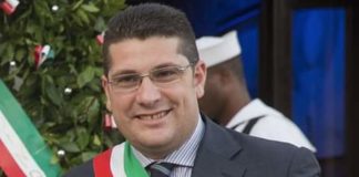 “Ringrazio quanti in questi minuti mi stanno chiamando e a cui non ho potuto rispondere purtroppo dalla notte scorsa ho avuto un’improvvisa febbre dolori al corpo e perdita delle forze…, ho appena fatto una Tac urgente e alcuni esami immediati e sono in attesa dei risultati”