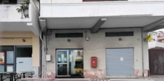 Nella notte appena trascorsa ignoti hanno dato fuoco, nel probabile tentativo di rapinarlo, allo sportello Bancomat dell’Ufficio postale di Ganzirri, a Messina