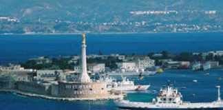 Venerdì 1 Maggio, con inizio alle ore 11.30, in piazza Unità d’Italia, il Sindaco della Città Metropolitana di Messina Cateno De Luca, il Vice Sindaco della Città di Messina Salvatore Mondello e il Prefetto Maria Carmela Librizzi parteciperanno ad un momento di preghiera promosso dall”Arcivescovo metropolita di Messina, Lipari e Santa Lucia del Mela Mons. Giovanni Accolla