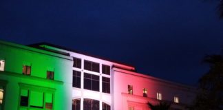 “Uniti si vince”: il Tricolore illumina l’ISMETT di Palermo, l’Istituto ad alta specializzazione nato grazie alla partnership con l’UPMC di Pittsburgh, attualmente impegnato nello studio e nella ricerca di un vaccino contro il Covid-19