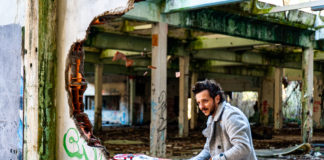 Il “Me ne frego di tutto” di Demis Facchinetti è la risposta provocatoria al sistema che vorrebbe, tramite i media guidati dal potere, manipolare i nostri pensieri e le nostre emozioni, terrorizzandoci e costringendoci al distanziamento nelle relazioni personali e nell’amore