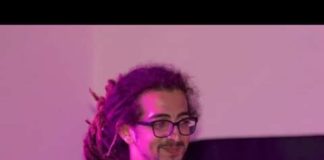 Sono stati officiati oggi pomeriggio (seguendo le disposizioni del D.P.C.M. del 26 aprile 2020) a Itala, i funerali del rapper 25enne Giovanni Freni detto u Jamaicano… deceduto (per un malore) mentre il 6 maggio era nella propria abitazione