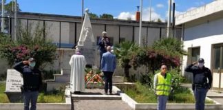 Alle 11.30 di oggi, i componenti della Segreteria del SAP di Messina, hanno onorato la memoria del poliziotto napoletano Pasquale Apicella, morto il 27 aprile dopo aver tentato di sventare una rapina commessa da quattro rom