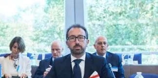 Il Governo presieduto dal presidente del Consiglio dei ministri Giuseppe Conte ha iniziato oggi alle 09.30 a misurarsi con un importante banco di prova al Senato, sulla mozione di sfiducia presentata dal centrodestra e da Emma Bonino al Guardasigilli Alfonso Bonafede