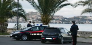 I Carabinieri della Compagnia di Milazzo hanno eseguito un’ordinanza di custodia cautelare agli arresti domiciliari, emessa dal G.I.P. del Tribunale, su richiesta della Procura della Repubblica di Barcellona Pozzo di Gotto, guidata dal Procuratore Dott. Emanuele Crescenti, a seguito delle indagini coordinate dal Sostituto Procuratore Dott. Matteo De Micheli, nei confronti di tre donne catanesi, la 30enne B. C., la 25enne M. C., la 32enne P. V.