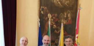 Il Vice Sindaco Salvatore Mondello…, ha ricevuto stamani a Palazzo Zanca in visita di cortesia il Contrammiraglio Giancarlo Russo Direttore Marittimo della Sicilia orientale e Capo del Compartimento Marittimo del porto di Catania, accompagnato dal comandante della Capitaneria di Porto di Messina Capitano di Vascello Gianfranco Rebuffat