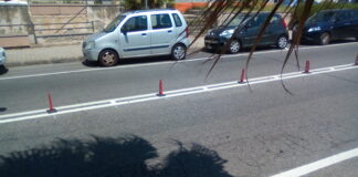 Proseguono sulla litoranea Nord di Messina, i lavori per l’apposizione della cordolatura mobile in corrispondenza della linea di mezzeria…, iniziati da poco meno di un mese