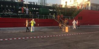 Ci sono due positivi al Covid 19 tra i 108 migranti sbarcati ieri sera dalla nave mercantile ‘Cosmo’ nel porto di Pozzallo (Ragusa)