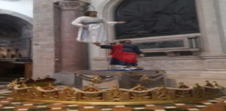 In accordo con l’Arcivescovo di Messina Mons. Giovanni Accolla, nel rispetto delle disposizioni anti COVID-19 che non hanno consentito quest’anno il montaggio della Vara, l’Amministrazione comunale ha provveduto, con il personale dell’ufficio Pronto Intervento coordinato dal geometra Santino Crisafulli, al montaggio della parte sommitale del Carro Votivo con Gesù e Maria Assunta al Duomo