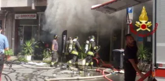 Dalle ore 14 circa di questo pomeriggio più squadre dei Vigili del fuoco sono state impegnate, per combattere un vasto incendio di un negozio di biciclette