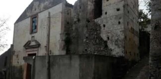 “Si sono davvero arrestate, dopo i recenti lavori di consolidamento, le lesioni che hanno profondamente segnato decine di fabbricati nel centro storico?”