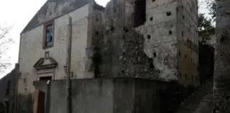 “Si sono davvero arrestate, dopo i recenti lavori di consolidamento, le lesioni che hanno profondamente segnato decine di fabbricati nel centro storico?”