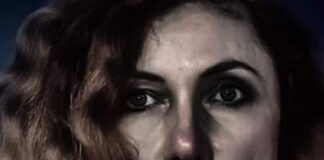 «Non esiste alcuna pandemia; le vere malattie polmonari le stanno causando le mascherine; portarle provoca anche un disorientamento mentale; dopo pochi secondi che una persona la indossa il cervello va in confusione».