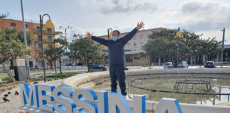 “Mentre si susseguono i provvedimenti per cercare di contenere la virulenta ripresa dei contagi da Covid19, il Sindaco peloritano, incurante di quanto sta avvenendo in tutto il Paese, e dimostrando di vivere in una -monade- a sé stante, ha reindossato la veste di un -masaniello- qualsiasi”