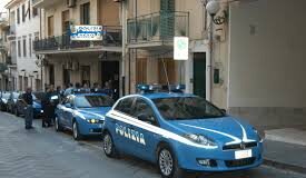 È accaduto stanotte a Sant’Agata Militello (ME), intorno alle ore 01.00, durante i controlli effettuati presso esercizi commerciali e luoghi di aggregazione affinché quanto disposto in materia di prevenzione contro la diffusione del Covid 19 venga rispettato