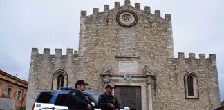 E’ stato sorpreso alle 05.00 di stamani all’interno di un ristorante di Taormina da un poliziotto in servizio presso il Commissariato di Pubblica Sicurezza di quel centro