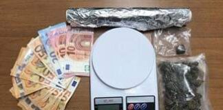 Durante un servizio mirato al contrasto dello spaccio di sostanze stupefacenti nel territorio di Cinquefrondi (RC), gli Agenti della Polizia di Stato hanno arrestato un ventenne