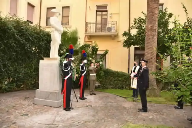 Il-Gen.-C.A.-Carmelo-Brugio-depone-una-corona-dalloro-al-monumento-al-Carabinierie