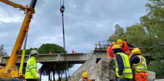 Eliminati gli elementi di interferenza e messo in sicurezza il traffico autostradale, sull’autostrada A20 Messina-Palermo oggi si è proceduto alla demolizione del cavalcavia n°3