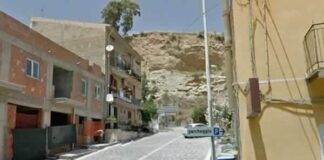 E’ una parete rocciosa che si estende per circa 220 metri quella sulla quale alcuni ingegneri e geologi stanno già lavorando per stabilire come intervenire per mettere in sicurezza la sottostante contrada Tanarizzi, nella zona nord del Paese