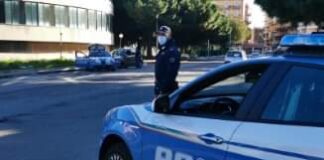 Alle prime ore di oggi, in esito a complesse ed articolate indagini effettuate dalla Digos di Reggio Calabria e coordinate dal Procuratore della Repubblica Giovanni Bombardieri, dal Procuratore Aggiunto Gerardo Dominijanni e dai sostituti Paolo Petrolo e Nunzio De Salvo della Procura della Repubblica di Reggio Calabria, gli agenti della Questura, con il supporto del Compartimento Polizia Postale e delle Telecomunicazioni di Reggio Calabria e del Reparto Prevenzione Crimine Calabria, hanno dato esecuzione all’ordinanza di misura cautelare degli arresti domiciliari emessa dal Giudice per le Indagini Preliminari presso il locale Tribunale