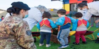 A un anno esatto dall’inaugurazione dell’asilo-nido “Lupetto Vittorio”, che prende il nome dalla mascotte dell’Esercito, i militari della Brigata “Aosta”, in vista delle prossime festività natalizie, hanno portato in dono alcuni zainetti ai 25 bambini frequentatori della struttura